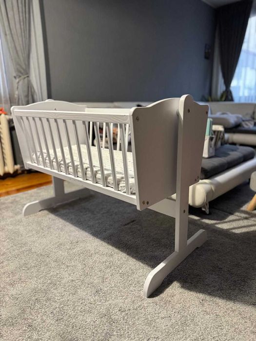 Бебешка люлка с матрак и чаршафи.