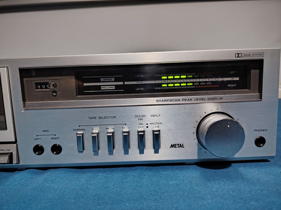 SHARP RT-31H Stereo Cassette Deck cu un defect nu se aude clar și nu se aude volumul tare.