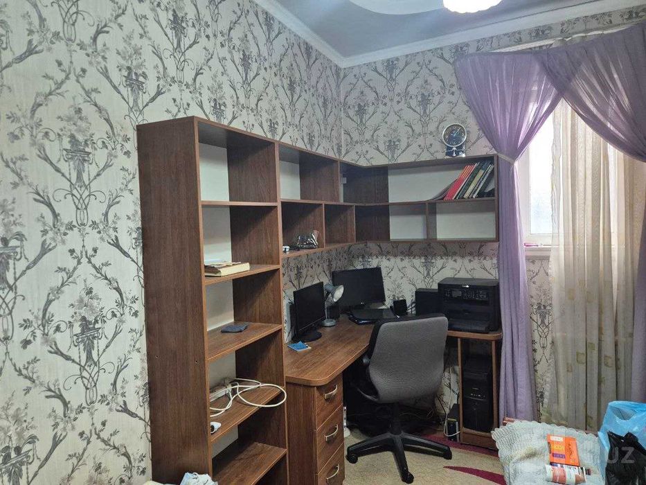 Книжная полка и офисное кресло