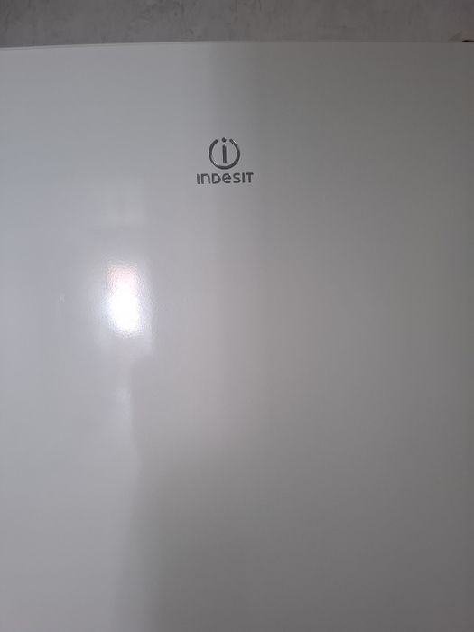Продам холодильник indesit