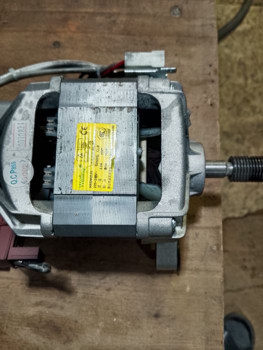 Электродвигатель от стиральной машины.