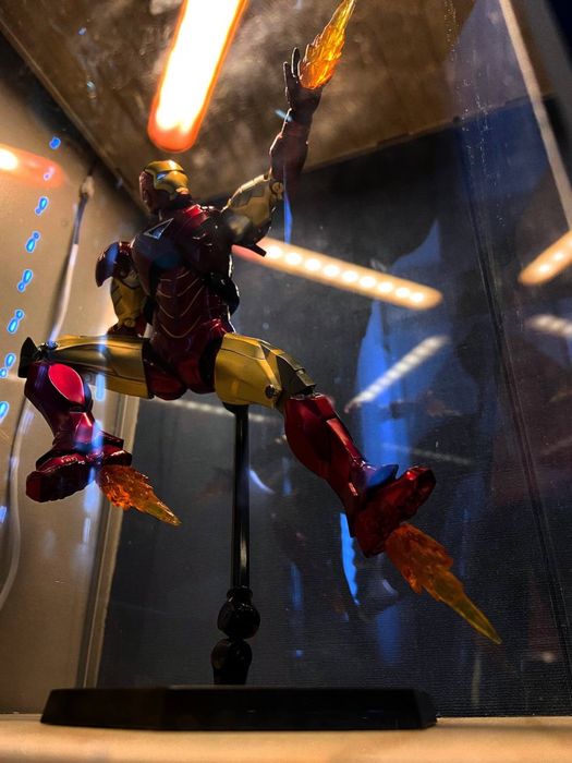 Фигурка железного человека и паука