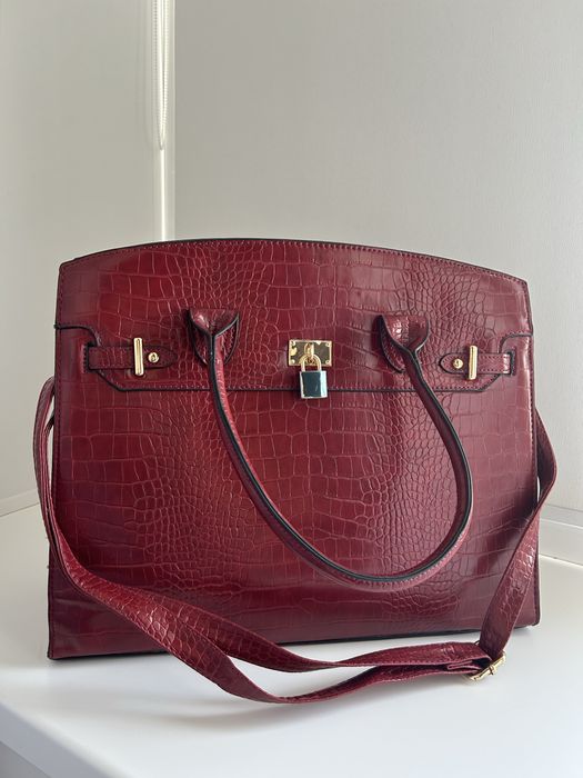 Красная сумка от бренда Respect.