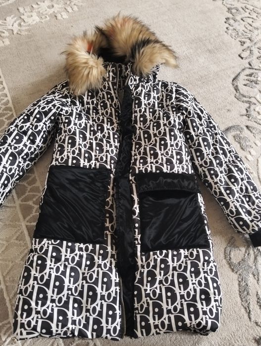 Продам куртку для девочки