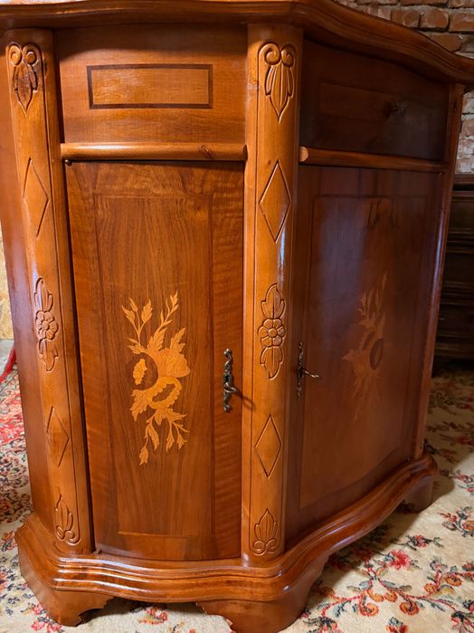 Красив старинен скрин