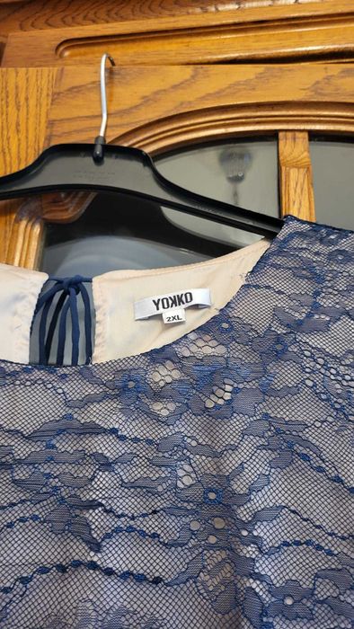 Vand rochie Yokko din dantela cu motive florale, dublata cu saten elastic nude, cu maneci scurte.