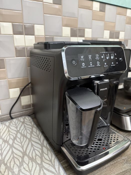 Кофемашина Philips LatteGo EP3241