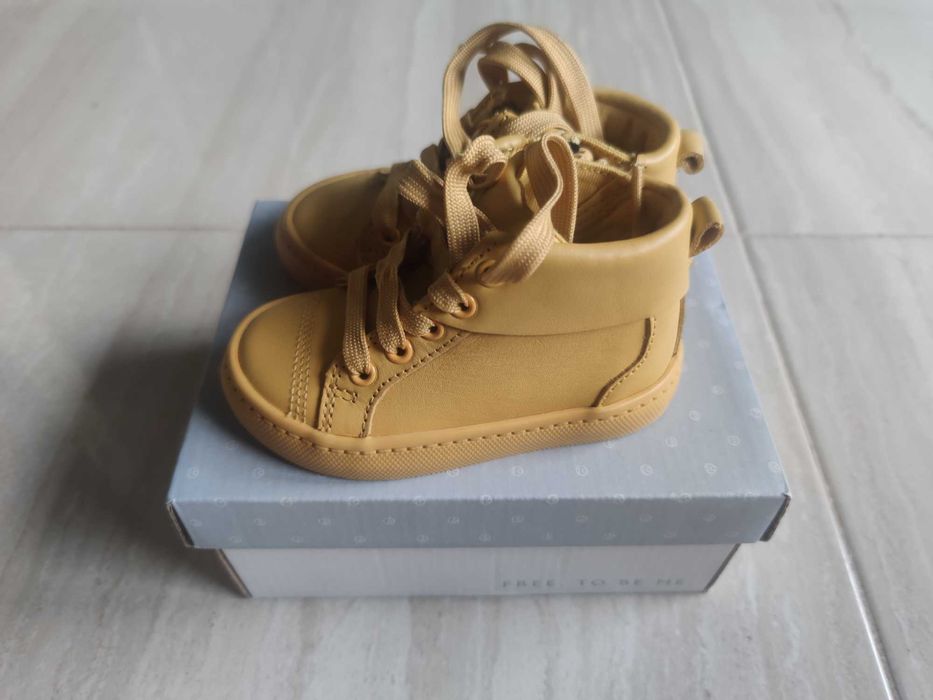 Бебешки обувки Clarks- НОВИ!