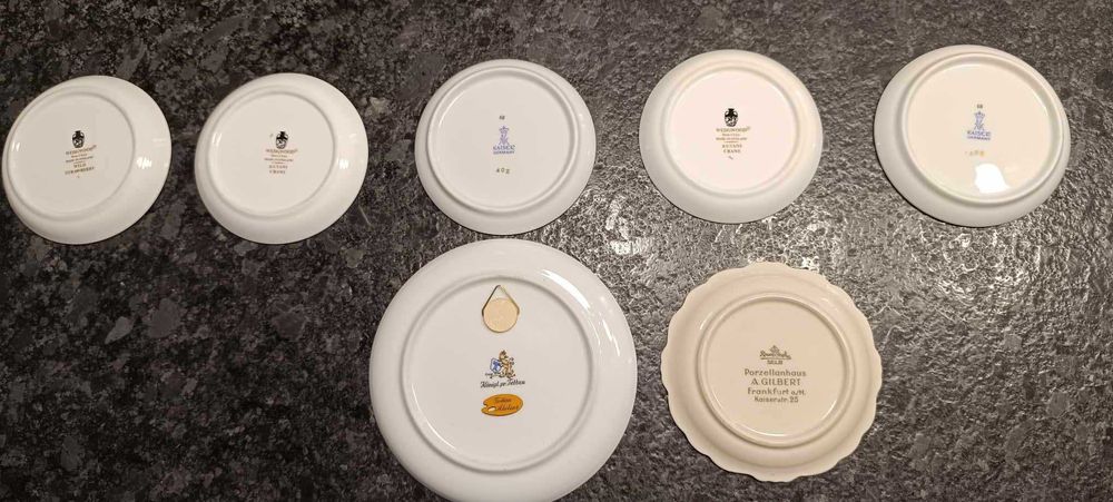 Колекция от ръчно рисувани с позлатени краища чинии