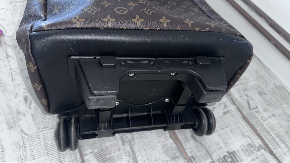 Troler valiza avion bagaj de mana nou Louis Vuitton