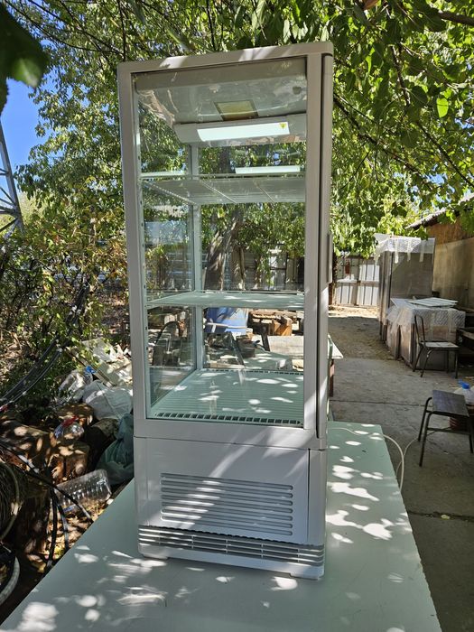 Витрина за торти сладкарски изделия сандвичи, плодове и зеленчуци и др