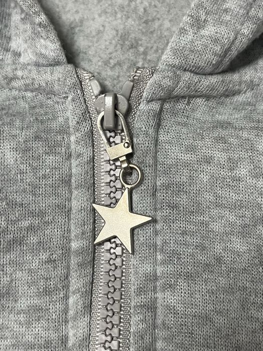 Сив суичър с цип във формата на звезда