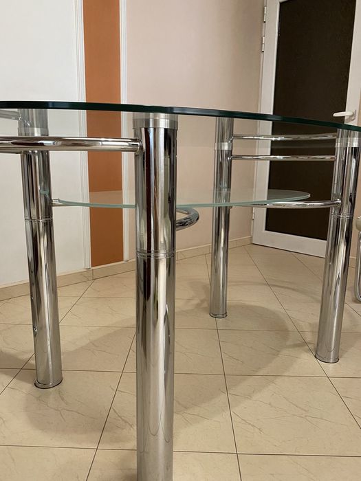 Стъклена.  маса.