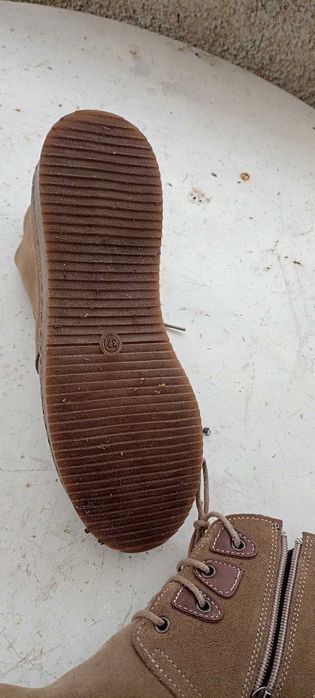 Продавам нови боти- набил 37 номер