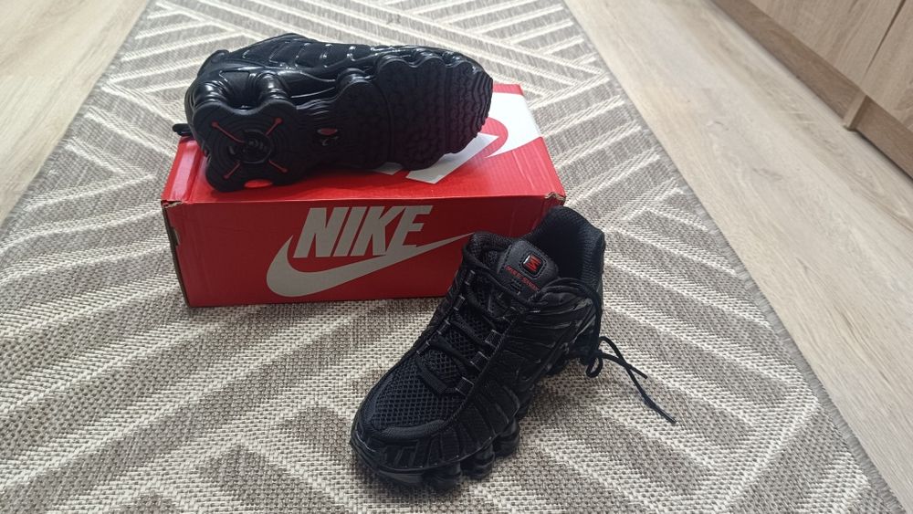 Vând Nike shox negrii mărimea 38