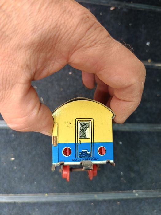 Немско вагонче, релса и моторче