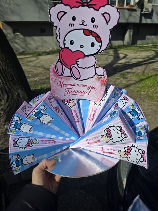 Картонена торта с любим герой – персонализиран подарък за детско парти