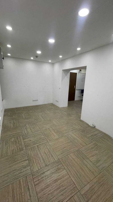 80 кв. м. под офис на цокольном этаже, в центре, ст. м. Дружба Народов