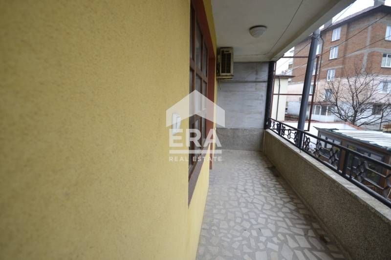 Прекрасна двуетажна къща с двор в квартал ,,Тракийски,,