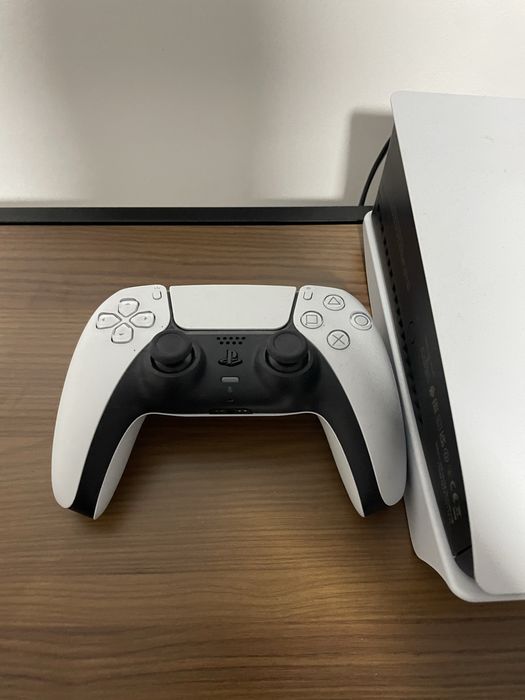 ps 5 de 1 T cu tot cu garantie!Plus un joc fifa 25