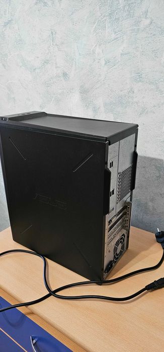 Настолен Компютър Asus с i5 процесор