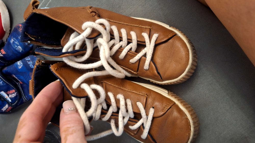 Маратонки, пантофи и ботуши 25-27 номер