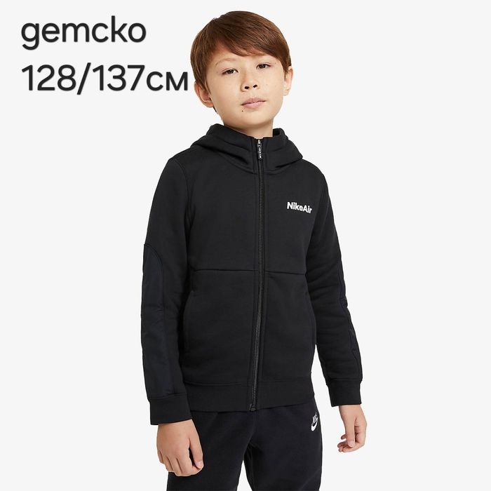 Различни видове дрехи Nike