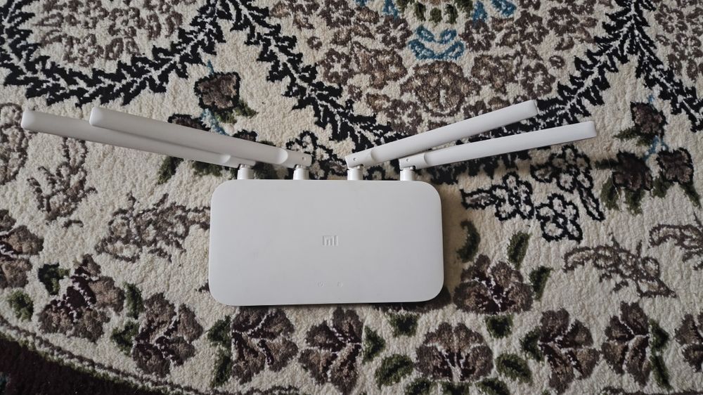Продаю срочно роутер MI 4C