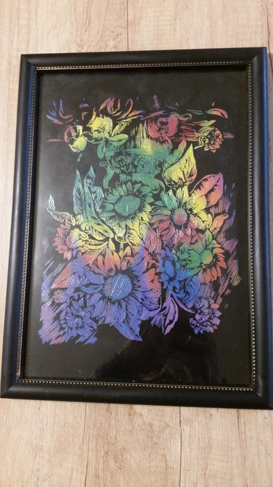 Много красива картина, според мен, с цветя. В черна рамка със стъкло.