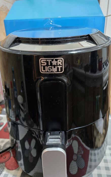 Vând friteuza cu aer cald Starline  capacitate mare de 2,6 litri