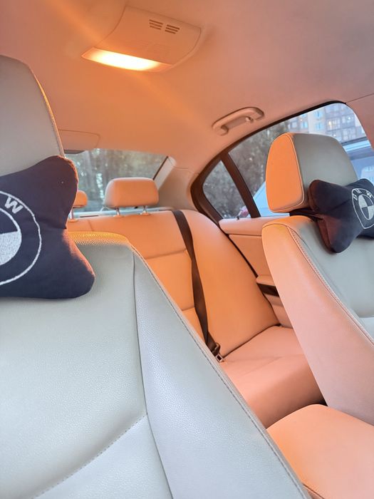 Срочно продам BMW 320i E90