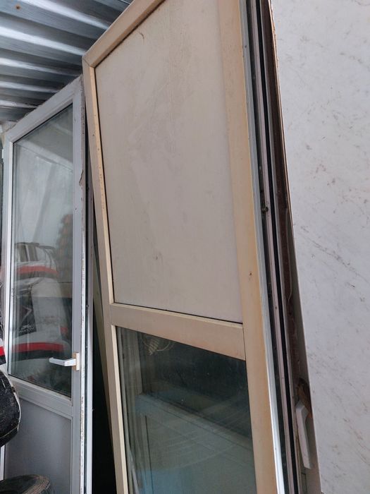 Продам пластиковые двери окна