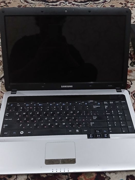 Samsung notbuk pleshteshin 3 sotiladi