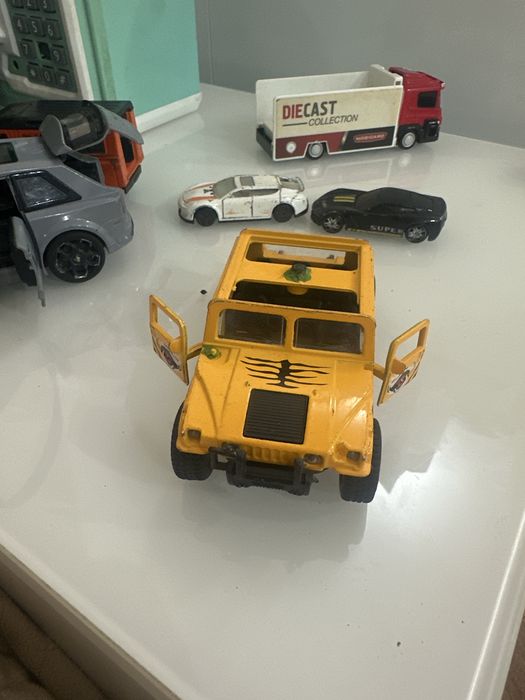 Продам игрушки машинки металлические