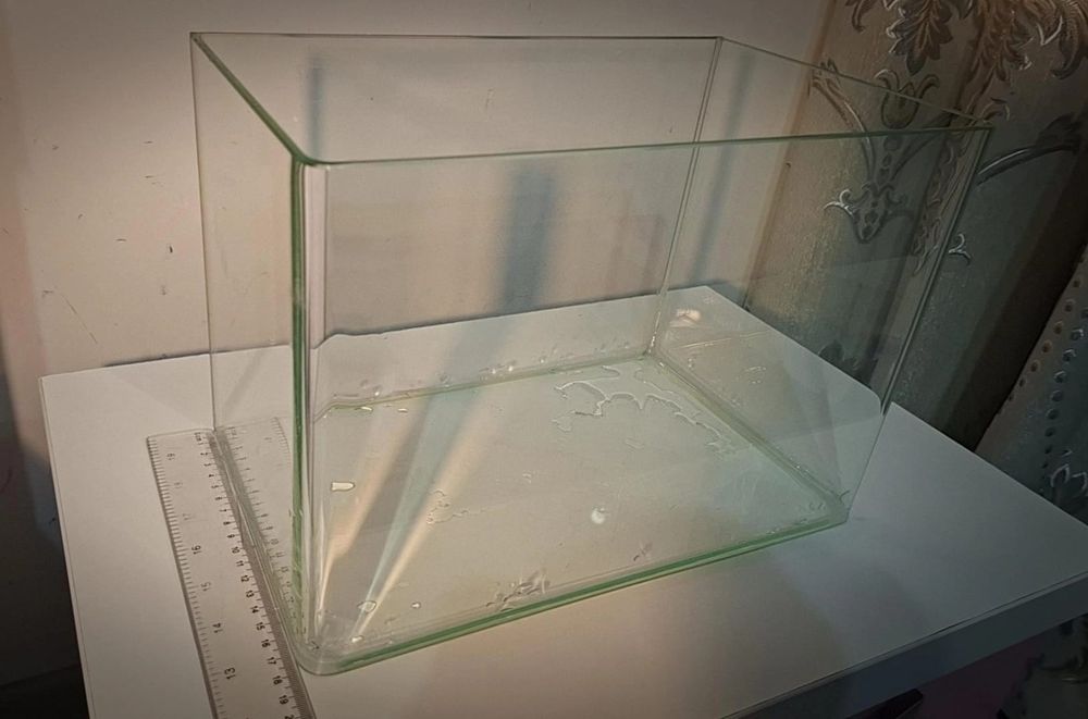 Acvariu de aproximativ 12 litri