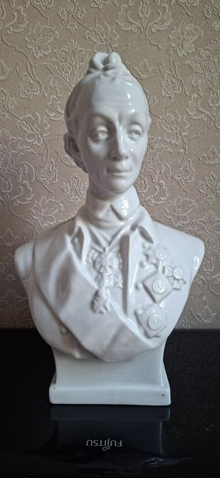 Продам фигурку Суворова