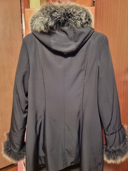 Женская куртка с капюшоном