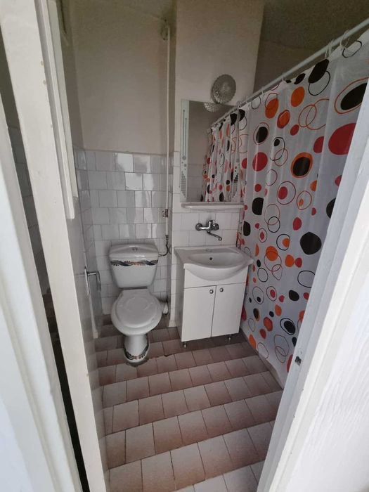 Apartament 2 camere nemobilat- de închiriat zona Malu Rosu