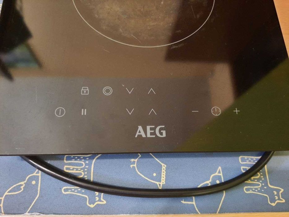 Продавам плот с два котлона за вграждане AEG