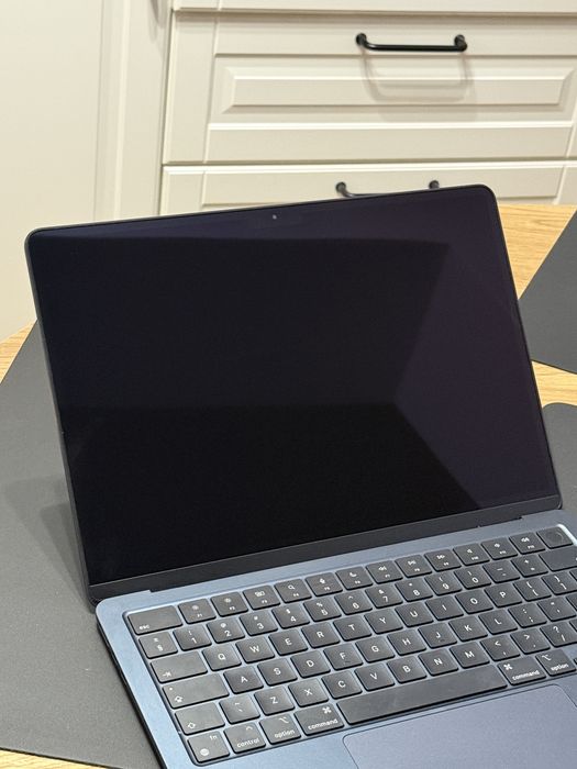 MacBook Air 13” M3 (2024) – 8GB RAM – 256GB SSD – 94% baterie