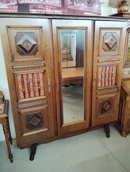 Трикрилен гардероб стил баски