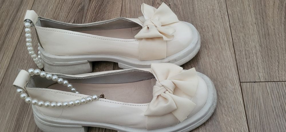 Продам Туфли белые