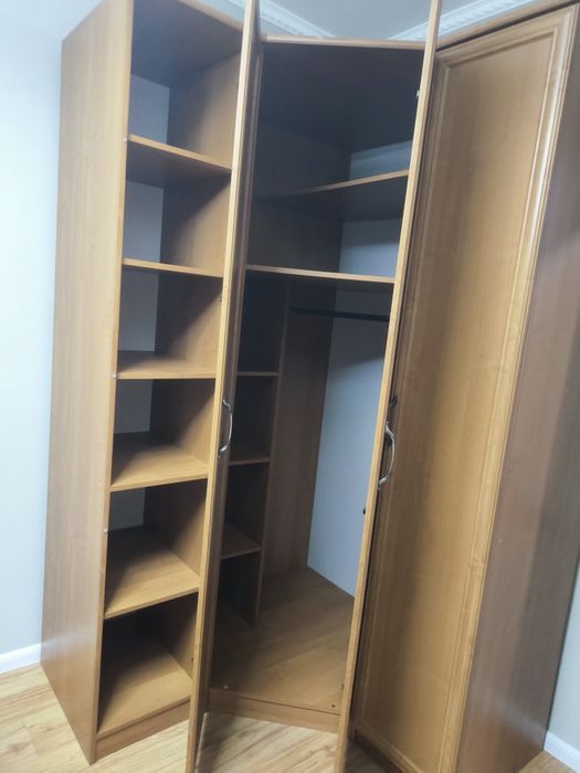 Вместительный угловой шкаф