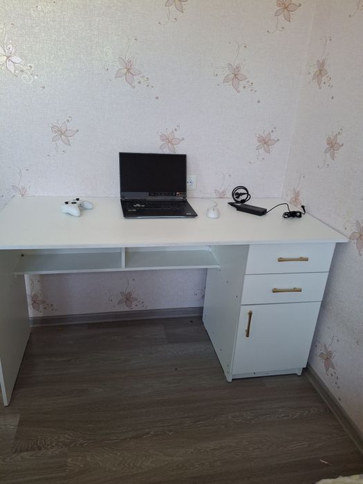 Продам  большой  стол  не дорого