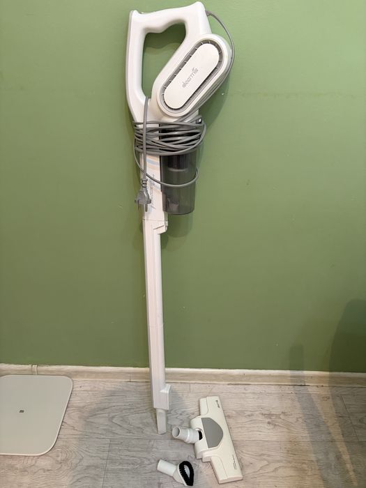 Пылесос вертикальный с тремя насадками