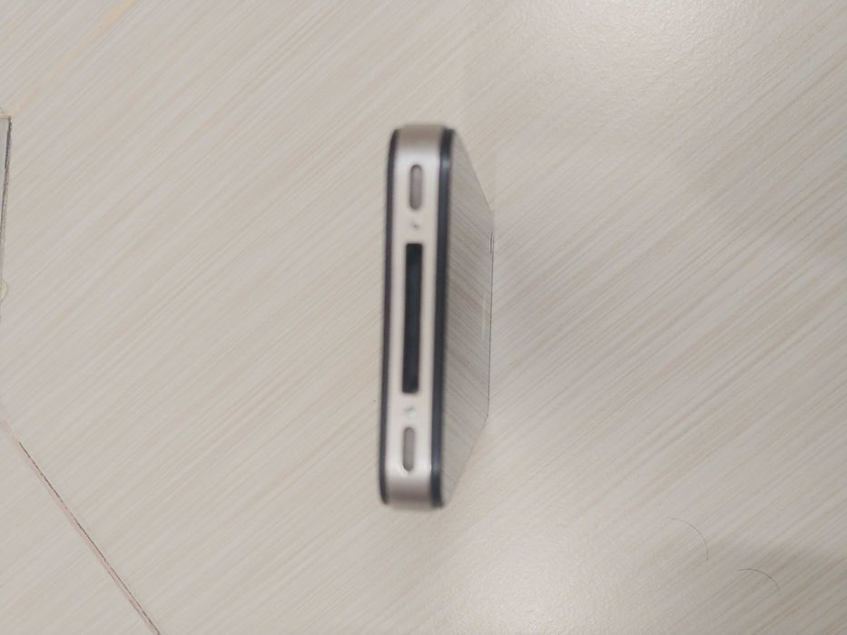 iPhone 4 + зарядно