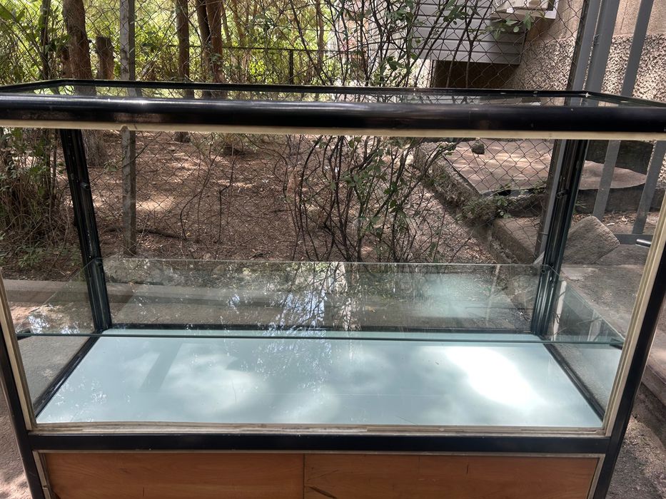 Витрина стеклянная