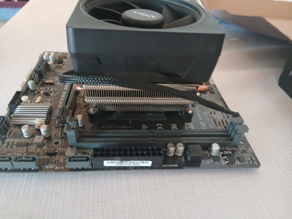 Vând placa de baza împreună cu procesor si cooler