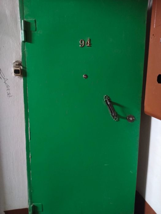 Продаётся металлическая входная дверь.