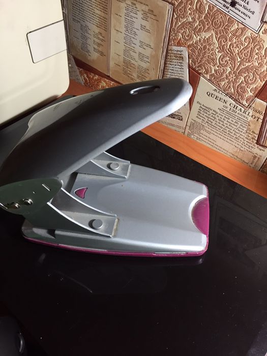 Дырокол новый продается дырокол